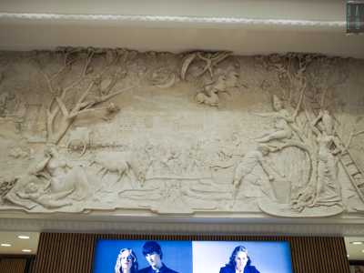 Il legame tra Bari e il suo Patrono lo ritroviamo ancora nella facciata della Basilica eretta a gloria del santo, la cui struttura � chiaramente riconoscibile nel bassorilievo, al pari di altre architetture cittadine, prima fra tutte il Palazzo del Sedile, che si individua facilmente all�interno di una veduta di Bari, posta dall�artista salentino al centro del lavoro